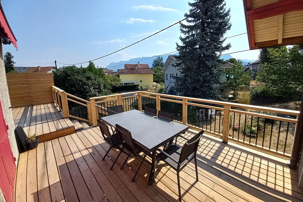 Buffet groupe, escalier bois, terrasse, garde corps bois